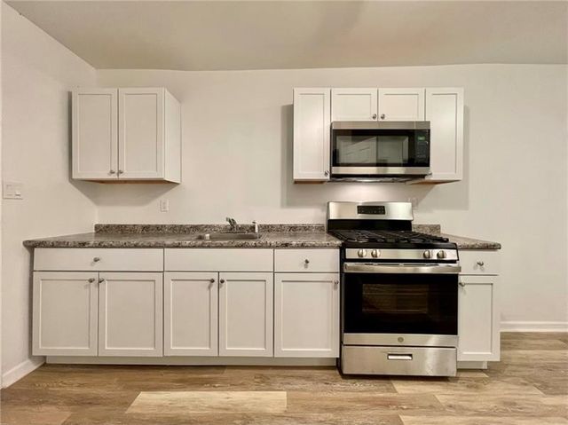 860 Pennsylvania Ave, Coraopolis, PA 15108