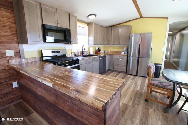 8 Falcon Way, Yerington, NV 89447