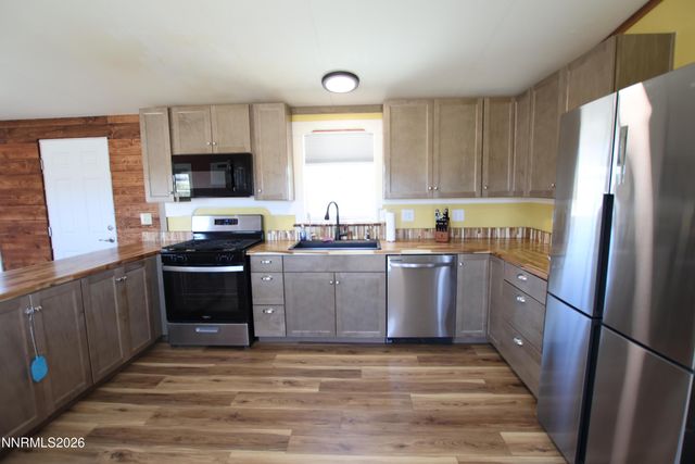 8 Falcon Way, Yerington, NV 89447