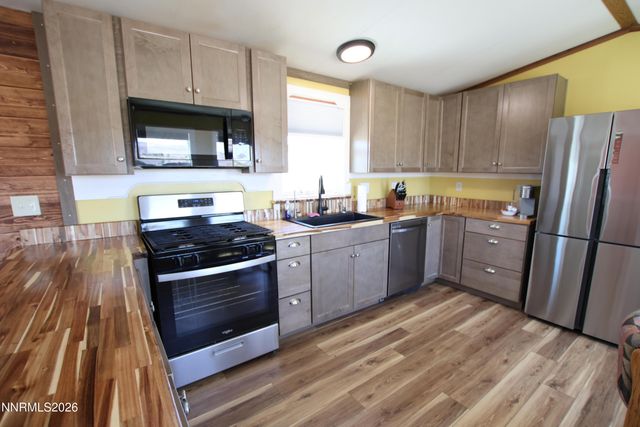 8 Falcon Way, Yerington, NV 89447