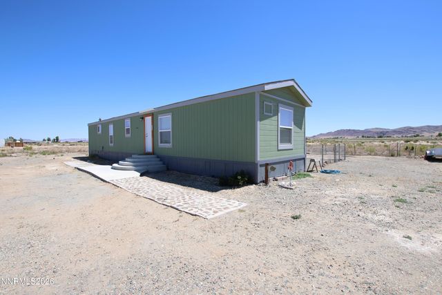 8 Falcon Way, Yerington, NV 89447