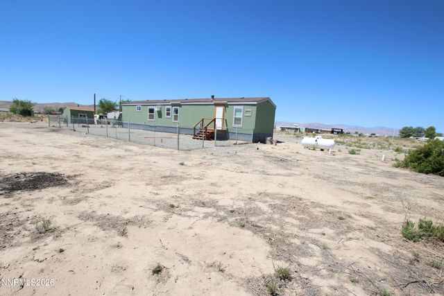 8 Falcon Way, Yerington, NV 89447
