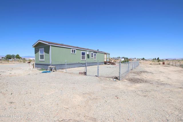 8 Falcon Way, Yerington, NV 89447