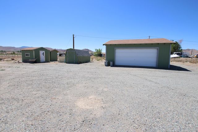 8 Falcon Way, Yerington, NV 89447