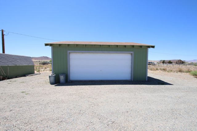 8 Falcon Way, Yerington, NV 89447