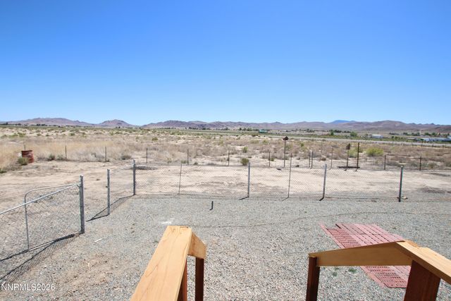 8 Falcon Way, Yerington, NV 89447