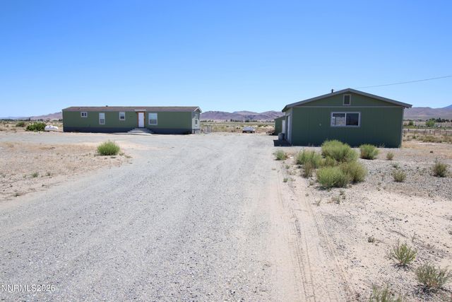 8 Falcon Way, Yerington, NV 89447