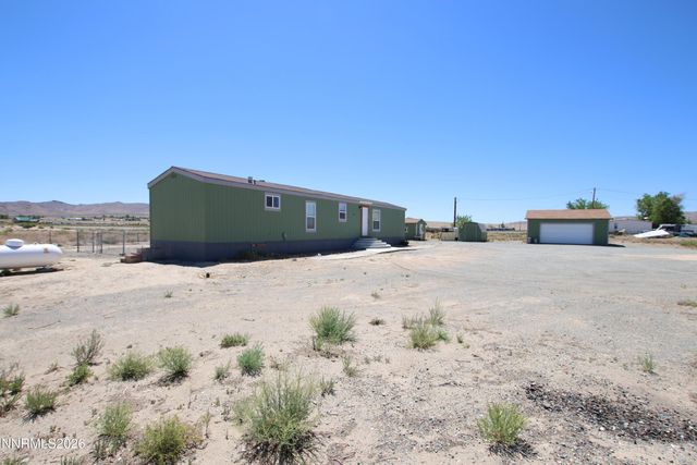 8 Falcon Way, Yerington, NV 89447
