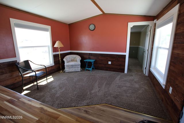 8 Falcon Way, Yerington, NV 89447