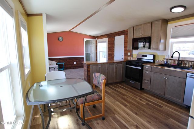 8 Falcon Way, Yerington, NV 89447