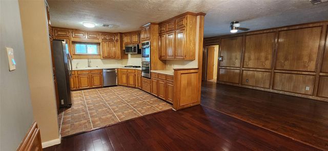 616 Cannan Drive, Angleton, TX 77515