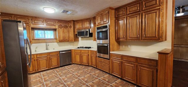 616 Cannan Drive, Angleton, TX 77515