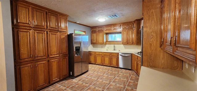 616 Cannan Drive, Angleton, TX 77515