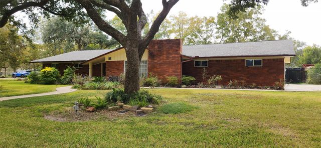 616 Cannan Drive, Angleton, TX 77515