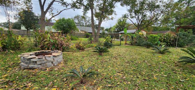 616 Cannan Drive, Angleton, TX 77515