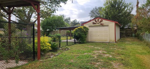 616 Cannan Drive, Angleton, TX 77515