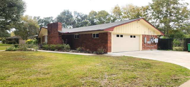 616 Cannan Drive, Angleton, TX 77515