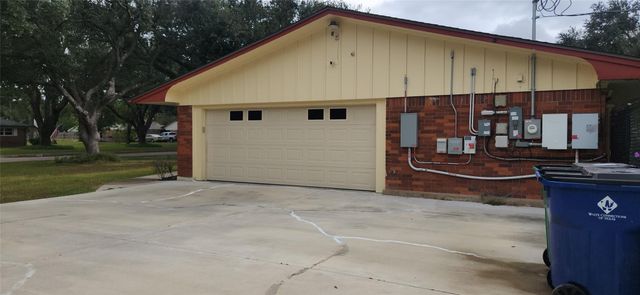 616 Cannan Drive, Angleton, TX 77515