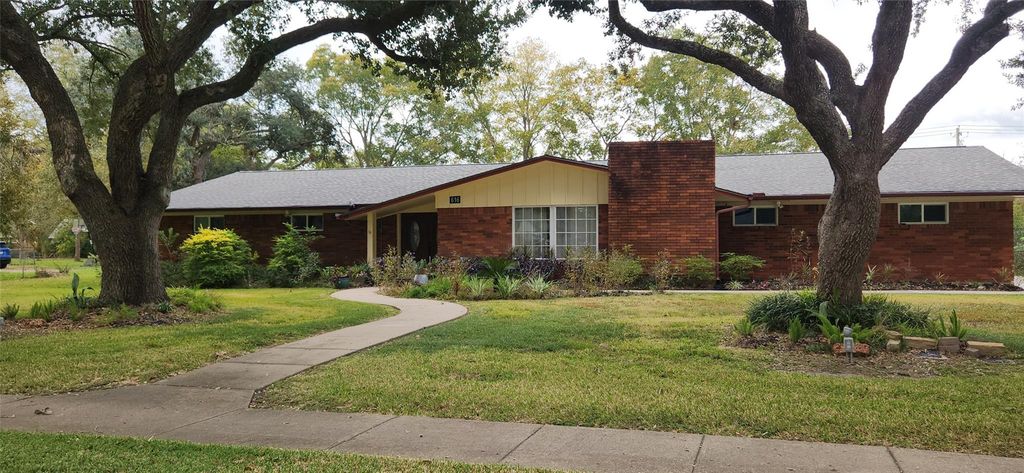 616 Cannan Drive, Angleton, TX 77515