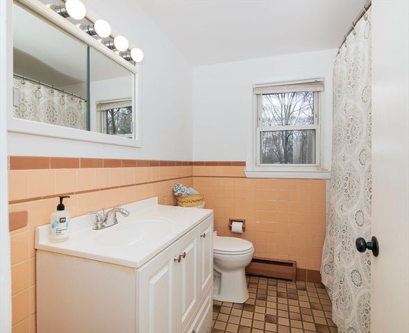 4 Park Dr, Holbrook, MA 02343