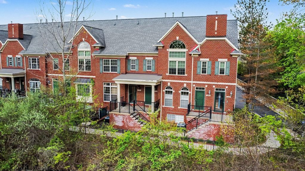 648 Village Lane, Milford Vlg, MI 48381
