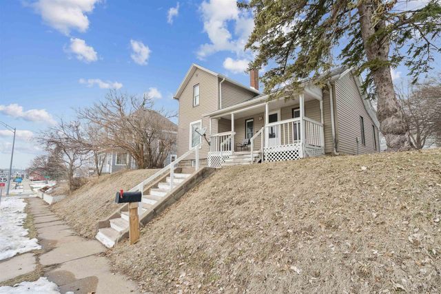 509 E Bremer Avenue, Waverly, IA 50677