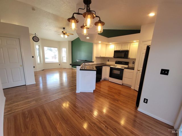 2440 S Royal Meadows Dr., Nampa, ID 83686