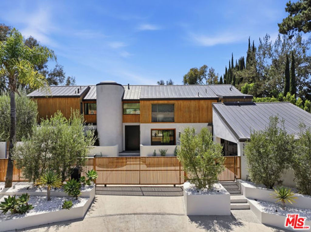 3319 Dona Lola Place, Los Angeles, CA 91604