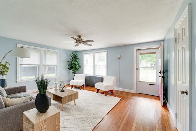 41 Park St, Agawam, MA 01030