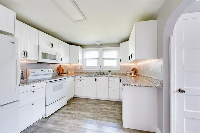 41 Park St, Agawam, MA 01030