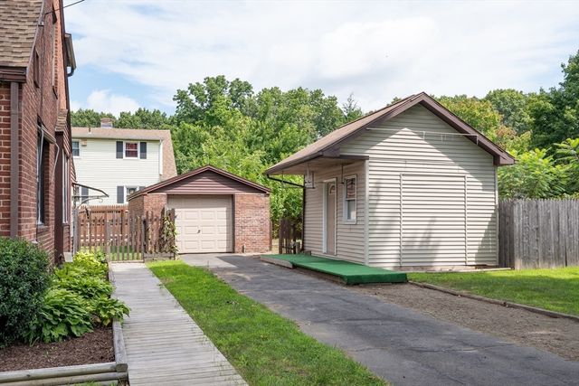 41 Park St, Agawam, MA 01030