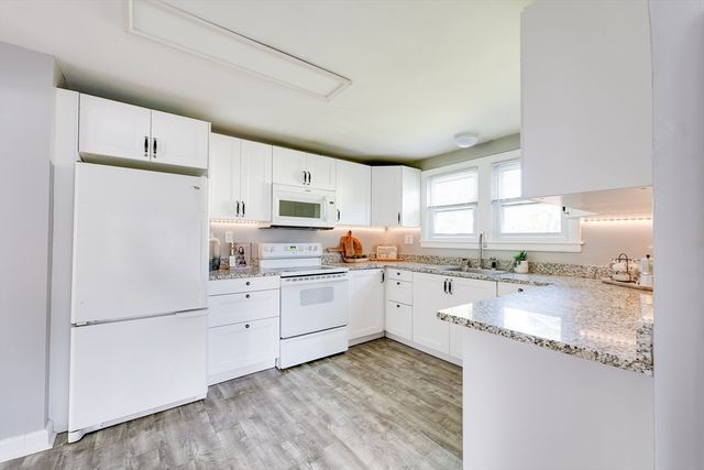 41 Park St, Agawam, MA 01030