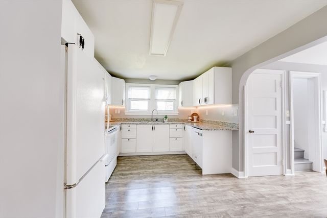 41 Park St, Agawam, MA 01030