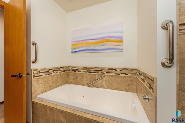 7301 E Palomino Rd Road, Sioux Falls, SD 57110