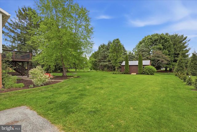 42 PINEWOOD AVE, Lititz, PA 17543