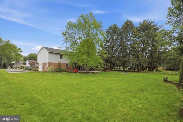 42 PINEWOOD AVE, Lititz, PA 17543