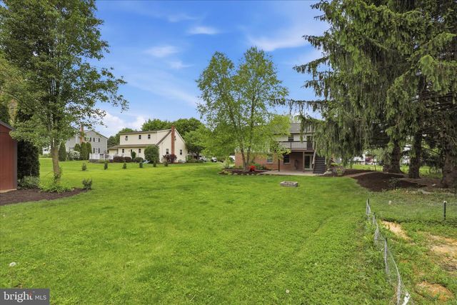 42 PINEWOOD AVE, Lititz, PA 17543