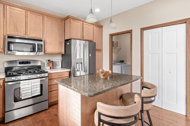 10759 Falling Water Lane B, Woodbury, MN 55129