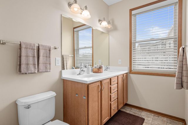 10759 Falling Water Lane B, Woodbury, MN 55129