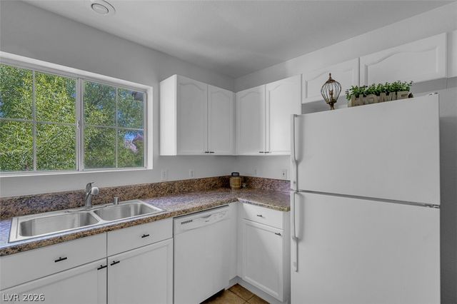 353 Amber Pine Street 203, Las Vegas, NV 89144