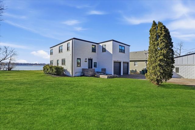 297 E Lakeview Avenue, Round Lake Beach, IL 60073