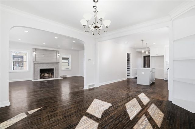 297 E Lakeview Avenue, Round Lake Beach, IL 60073