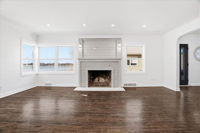 297 E Lakeview Avenue, Round Lake Beach, IL 60073