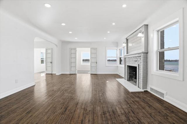 297 E Lakeview Avenue, Round Lake Beach, IL 60073