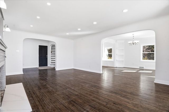 297 E Lakeview Avenue, Round Lake Beach, IL 60073