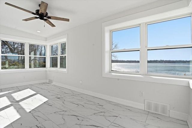 297 E Lakeview Avenue, Round Lake Beach, IL 60073