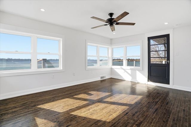 297 E Lakeview Avenue, Round Lake Beach, IL 60073