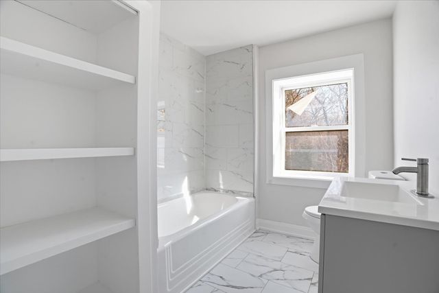 297 E Lakeview Avenue, Round Lake Beach, IL 60073