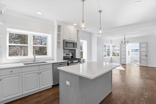 297 E Lakeview Avenue, Round Lake Beach, IL 60073