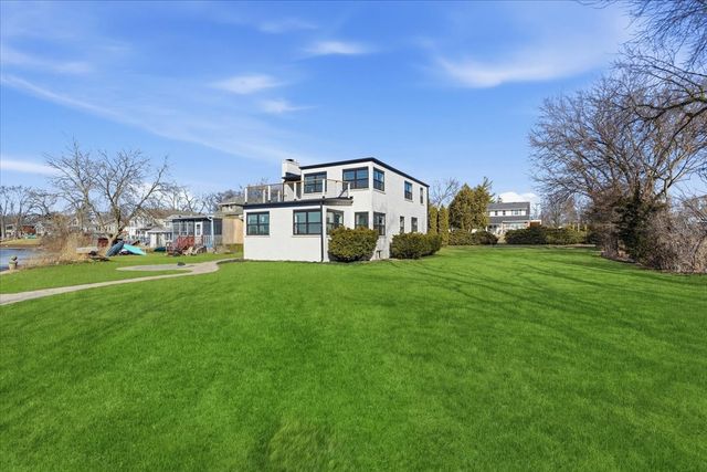 297 E Lakeview Avenue, Round Lake Beach, IL 60073